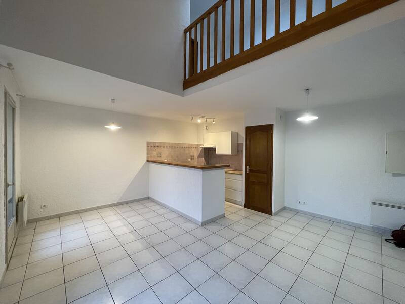 Appartement T2, 1er étage, centre ville, parking sécurisé