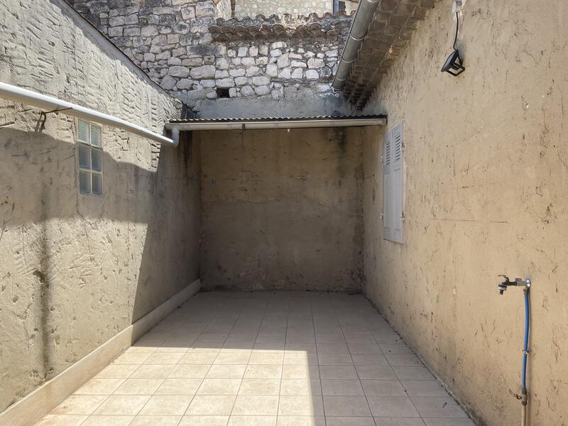 Appartement T4 de 79 m² avec terrasse et garage.