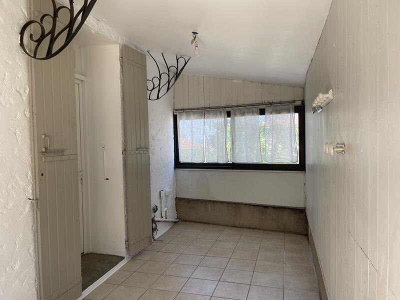 Appartement T4 de 79 m² avec terrasse et garage.