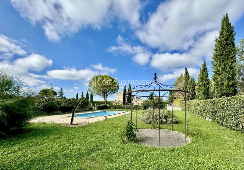 MAS LUMINEUX AVEC PISCINE ET VUE SUR LE MONT-VENTOUX