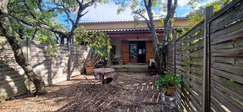 Studio meublé avec terrasse, jardinet et parking