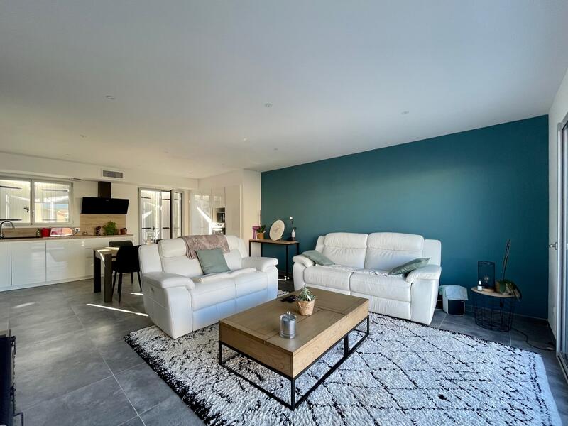 Villa avec jardin clos et parking