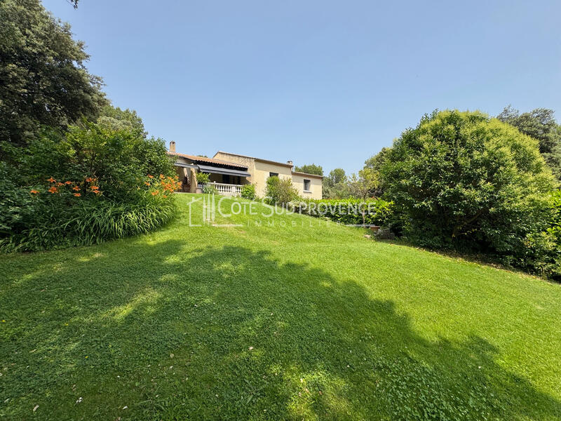 PROPRIETE VENASQUE PISCINE ET GRANDS GARAGES