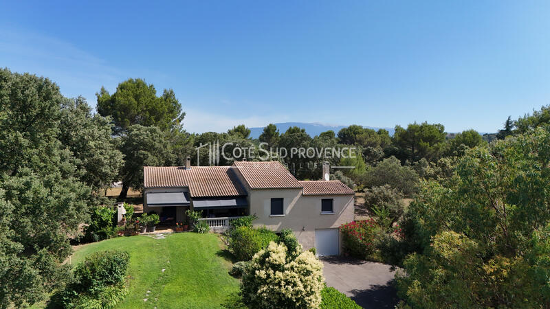 VILLA VENASQUE PISCINE ET GRANDS GARAGES
