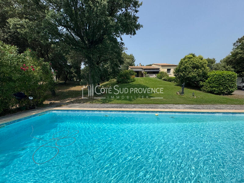 VILLA VENASQUE PISCINE ET GRANDS GARAGES