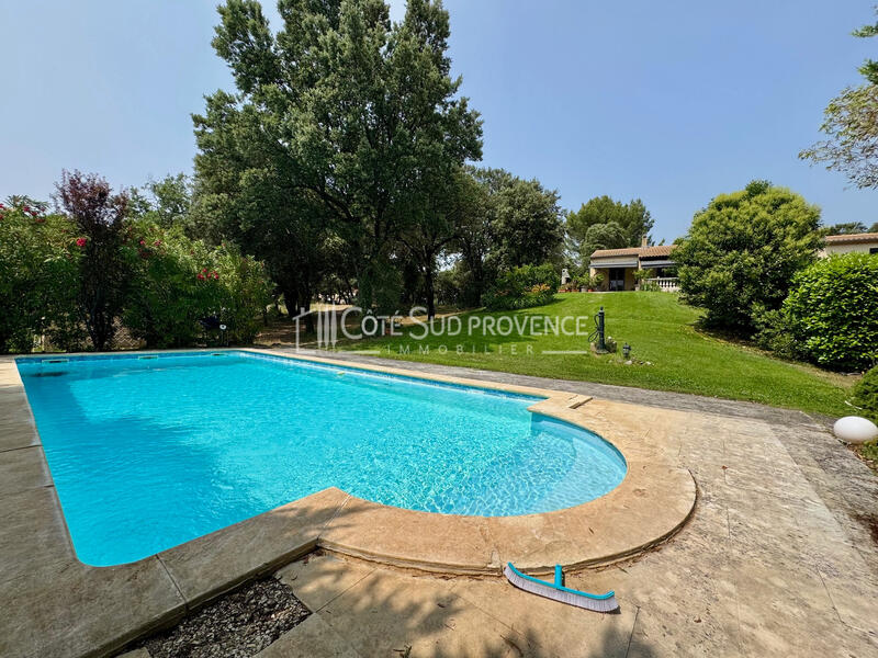 VILLA VENASQUE PISCINE ET GRANDS GARAGES