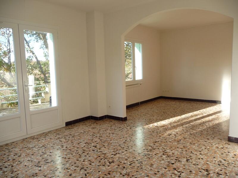 VILLA avec JARDIN CLOS et GARAGE