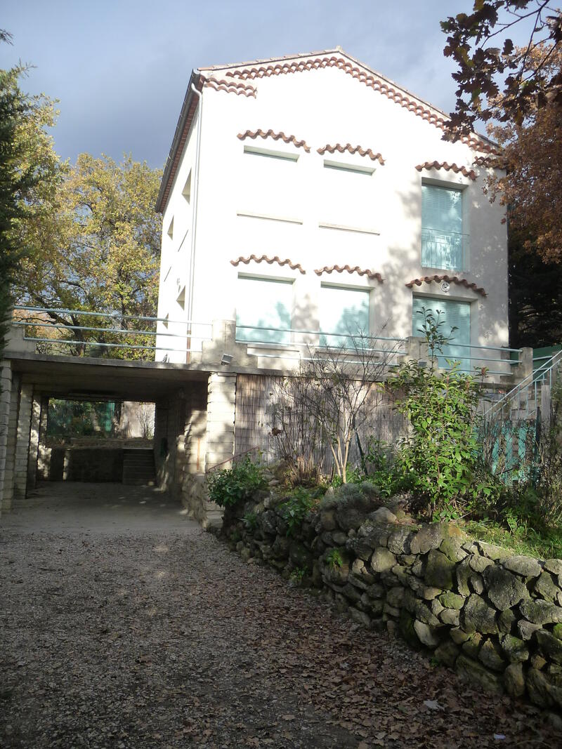 VILLA avec JARDIN CLOS et GARAGE