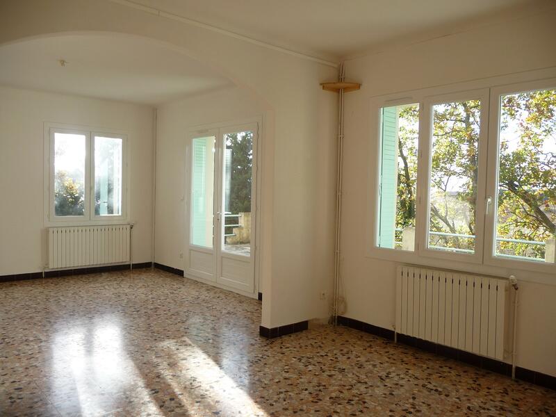 VILLA avec JARDIN CLOS et GARAGE