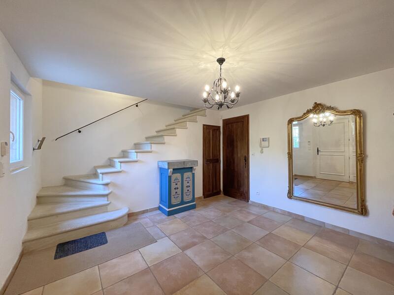 LA ROQUE-SUR-PERNES-Villa meublée- piscine-garage-2500 m² de terrain clos et arboré